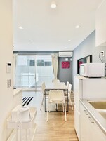 Refrigerador, microondas, tetera/pava eléctrica, utensilios de cocina