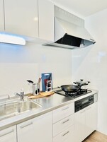 デラックスヴィラ 禁煙 富士山ビュー | 専用キッチン | 冷蔵庫、電子レンジ、電気ポット、調理器具と食器