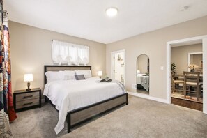 4 bedrooms, iron/ironing board, WiFi, bed sheets - Spice of Life: CLE Oasis (Cleveland)