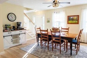 Dining - The Meadows at Kimstead Farm (Pepperell)