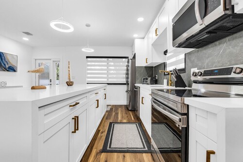 Modern Updated Home - Pet Friendly - 15 min or less to airport/beach/downtown