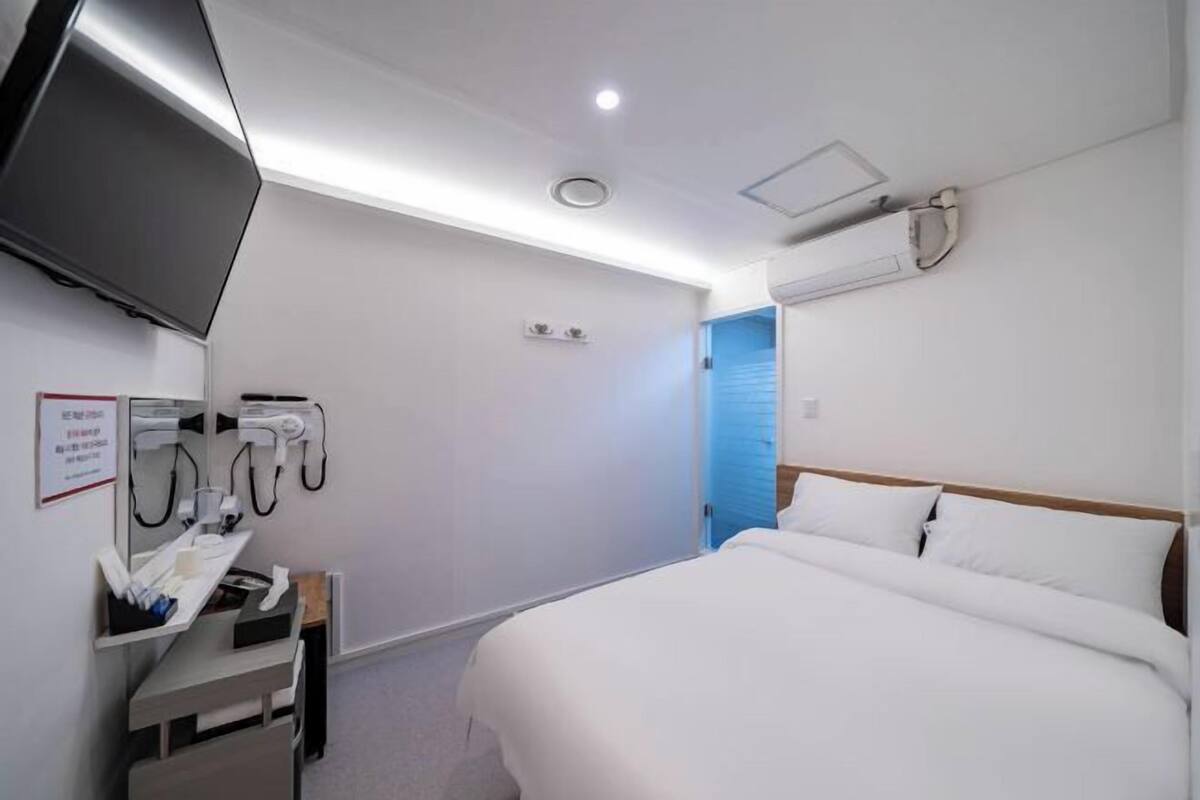 Desk, laptop workspace, free WiFi, bed sheets