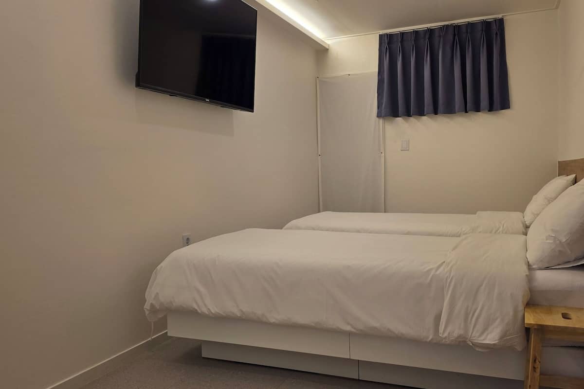 Habitació amb dos llits individuals (B) | Escriptori, espai de treball apte per a portàtils i wifi gratuïta