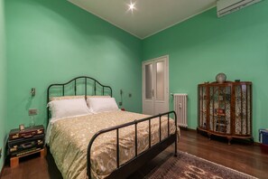 Une chambre à coucher comprenant un lit, une armoire, un radiateur et un meuble.