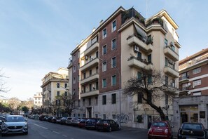 Exterior - GuestHost - Apartment located on the ground floor of a 5-storey building. There are steps at the entrance.In 60 m2 of space it accommodates 4 people. Private garden for the exclusive use of guests, table with chairs and ground umbrella.The property is an (Roma)