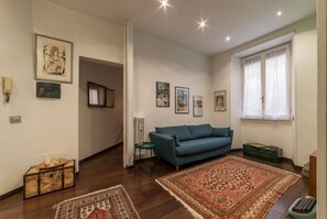 Living area - GuestHost - Apartment located on the ground floor of a 5-storey building. There are steps at the entrance.In 60 m2 of space it accommodates 4 people. Private garden for the exclusive use of guests, table with chairs and ground umbrella.The property is an (Roma)