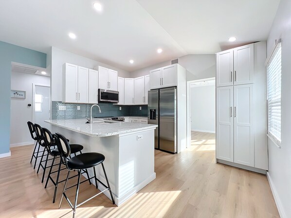 Refrigerador, microondas, horno y parrilla de estufa 