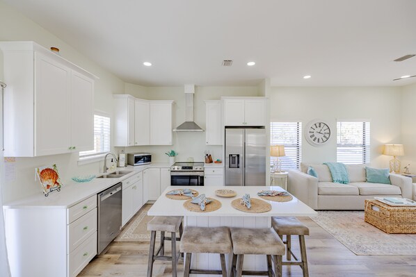 Fridge, microwave, oven, stovetop - Salty Lime 309 - Golf cart and pet friendly! (Panama City Beach)