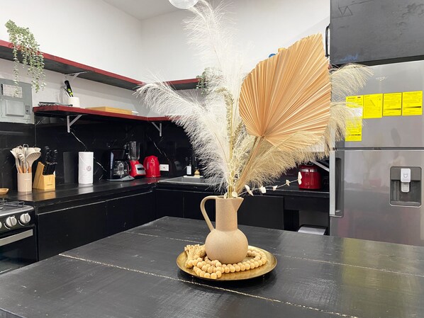 Jääkaappi, mikroaaltouuni, uuni, liesi