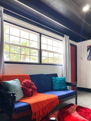 Smart TV - Las Artes: Creatives Welcomed (Brigetown)