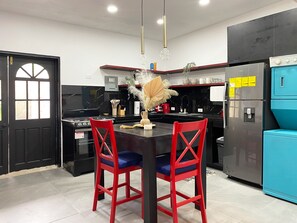 Jääkaappi, mikroaaltouuni, uuni, liesi