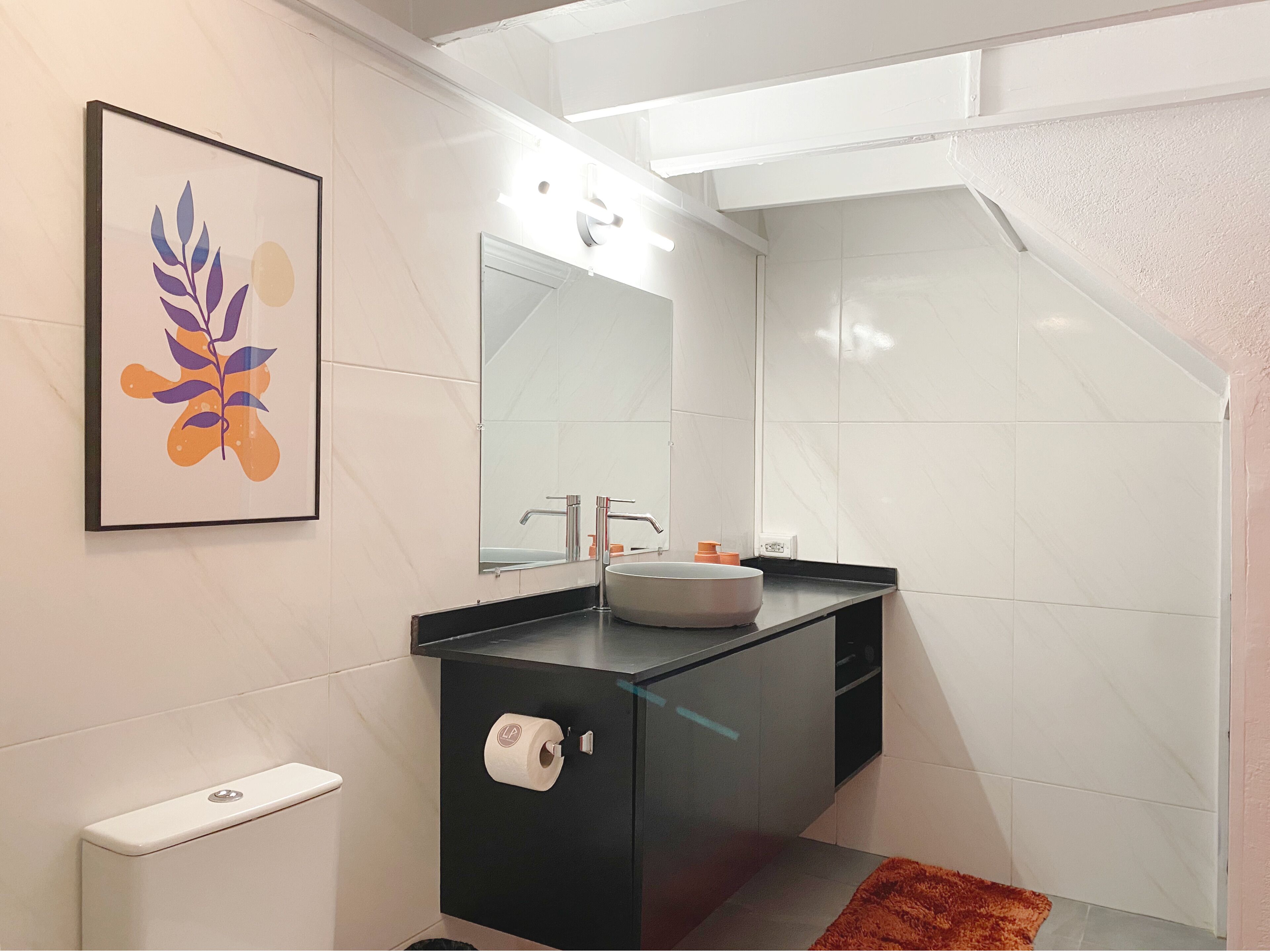 Chuveiro, secador de cabelo, toalhas de banho, sabonete