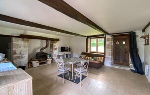 Fernseher, Kamin, Tischfußball