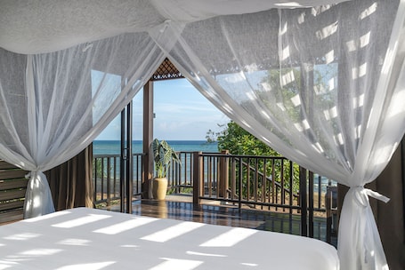 Premium bedding, down comforters, in-room safe, individually decorated