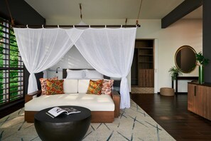 Eenvoudige suite | Luxe beddengoed, donzen dekbedden, een kluis op de kamer