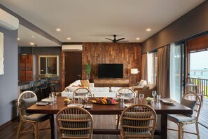 Suite – basic | Sengetøy av topp kvalitet, dundyner og safe på rommet