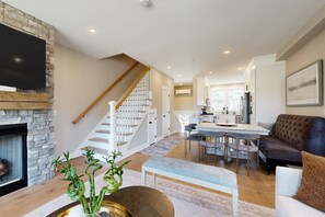 Televisión, chimenea y futbolito 