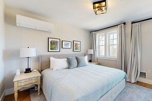 4 bedrooms, iron/ironing board, internet, bed sheets