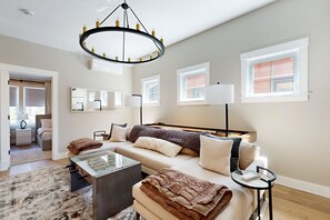 Televisión, chimenea y futbolito 