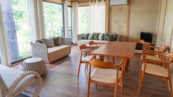 Una televisión, una mesa de tenis de mesa