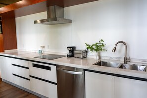 Refrigerador, microondas, parrilla de estufa y lavavajillas 