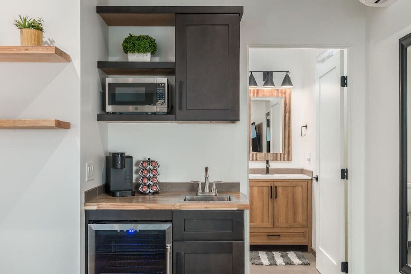 Microondas, cafetera y tetera, tostadora y utensilios de cocina 