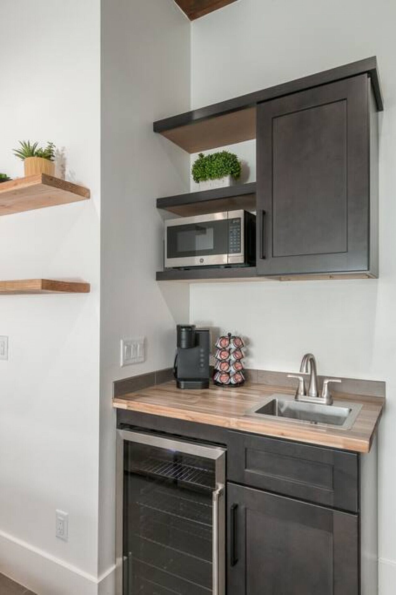 Een microgolfoven, een koffiezetapparaat/waterkoker, een broodrooster