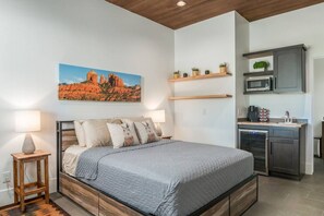 1 bedroom, WiFi, bed sheets - Urban Cowboy Country Studio (Sedona)