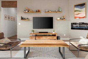 Fernseher, Kamin, Tischtennisplatte