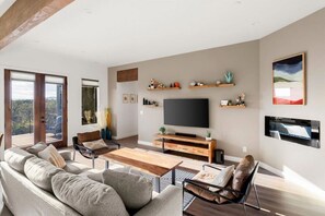 TV, fireplace, table tennis - Gorgeous NEW home - Epic Sunsets, Walk to Trails! (Sedona)