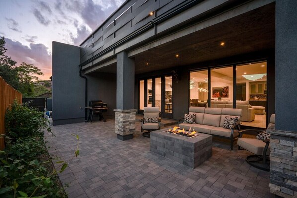 Terrace/patio - Modern Oasis: Pool & Spa, VIEWS, 6 king beds (Sedona)
