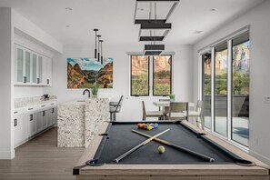 Game room - Modern Oasis: Pool & Spa, VIEWS, 6 king beds (Sedona)