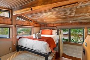 1 habitación, escritorio, tabla de planchar con plancha y wifi