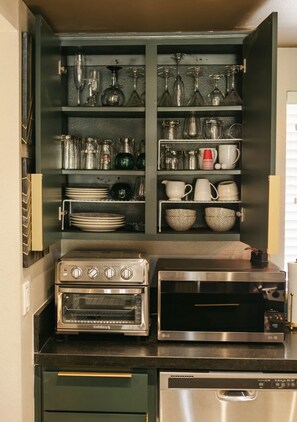 Frigorífico, microondas, placa de cocina y lavavajillas