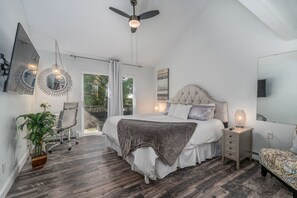 2 soverom, skrivebord, strykejern/-brett og reiseseng for barn