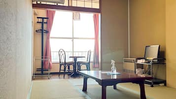 Japanese-style room 6 tatami, Non-smoking | Free WiFi, bed sheets