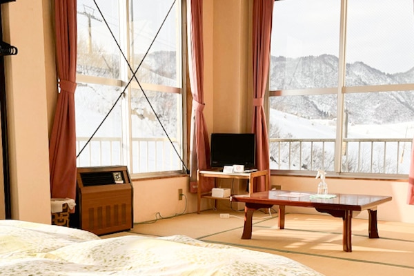 Habitación tradicional, no fumadores (Japanese-Western style,12 tatami) | Wifi gratis y ropa de cama