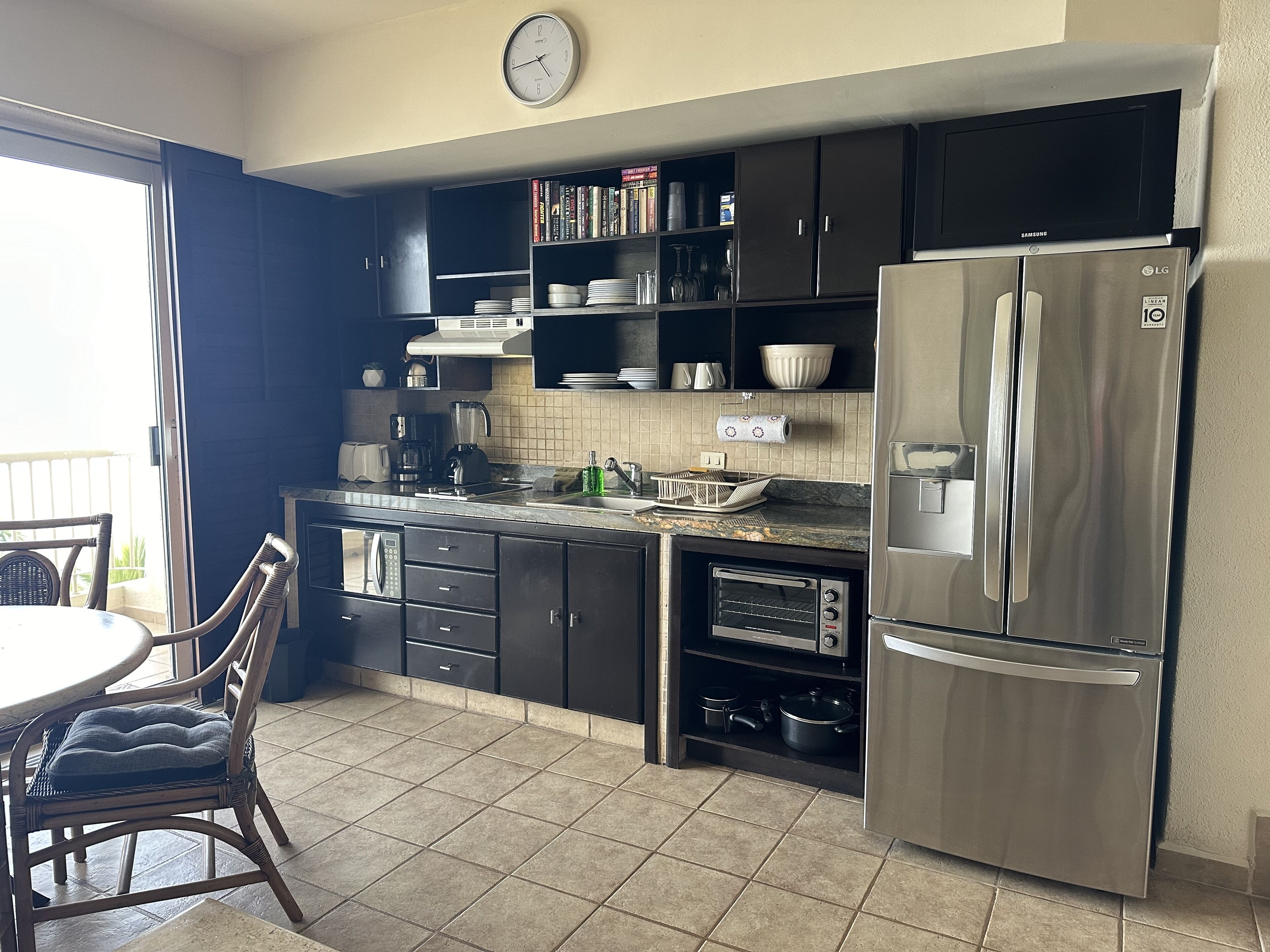 Coffee/tea maker, fridge, microwave, stovetop