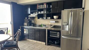 Coffee/tea maker, fridge, microwave, stovetop