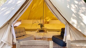 A tent with a bed, two chairs, a table with a glass and plate, and a bowl of fruit. - COUSCOUS Glamping Manazuru (Manazuru)