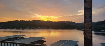 Year Round Relaxation with Beautiful Lake View for Creating Great Memories!