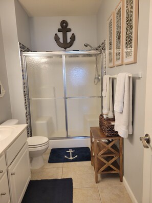 淋浴设施、吹风机、毛巾、肥皂