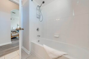 Douche, sĂšche-cheveux, shampoing