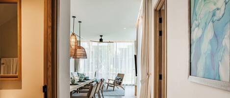 Un comedor moderno con una mesa de madera, sillas y una lámpara colgante.
