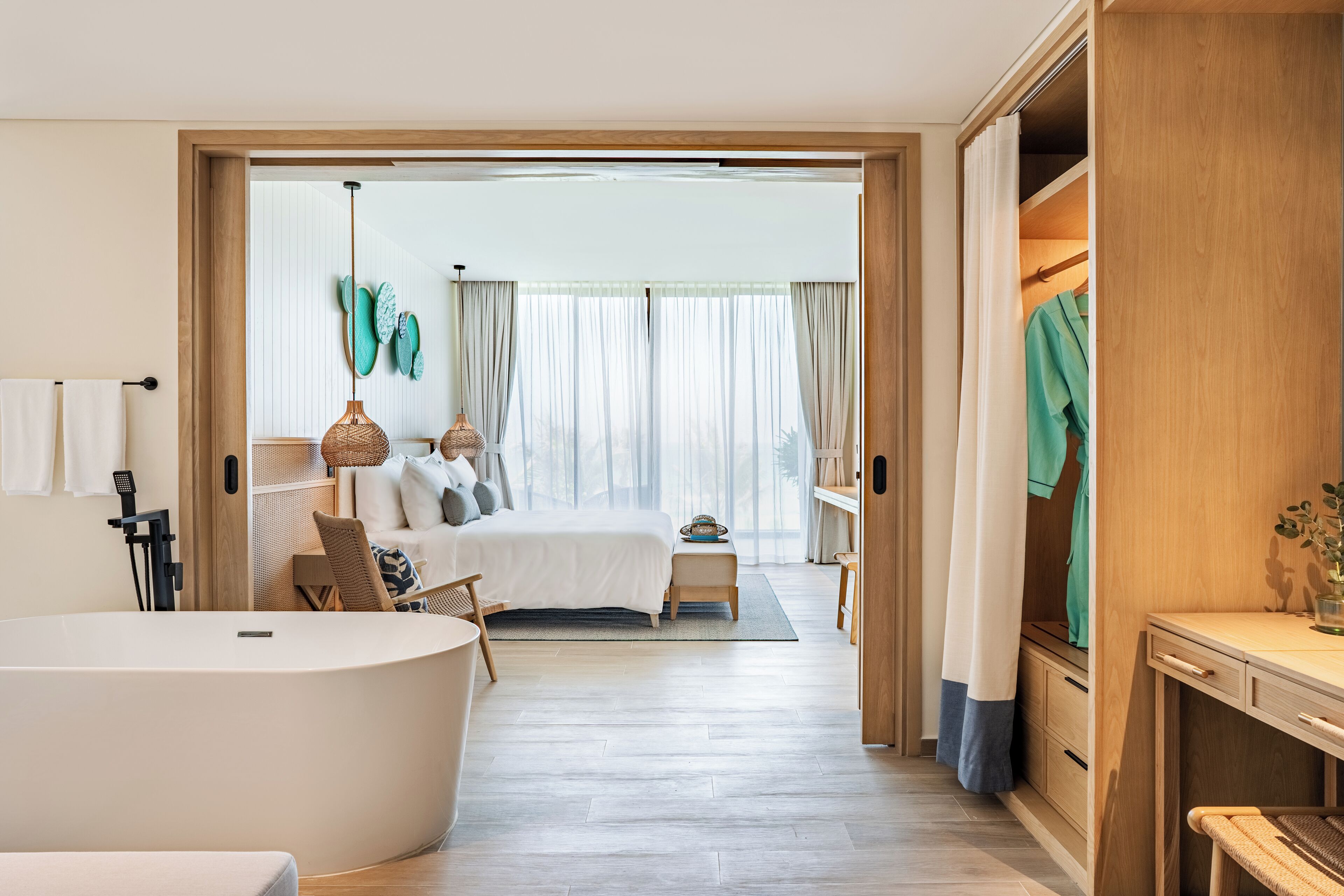 Quarto moderno com uma cama grande, banheira e closet espaçoso.