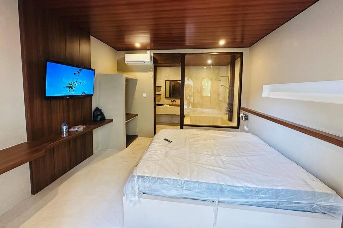 Deluxe Room | Iron/ironing board, WiFi (free), bed sheets