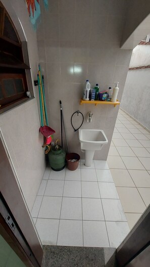 Shower, toilet paper - Casa de Praia Maravilhosa e Arejada com Ventiladores (Peruíbe)