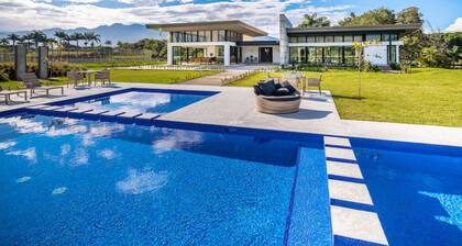Relájate con tu Familia en una Casa Única, Tranquila y con la Ubicación Perfecta