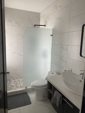 Haartrockner, Handtücher, Shampoo, Toilettenpapier