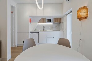 Kjøleskap, mikrobølgeovn, kaffetrakter/tekoker og brødrister